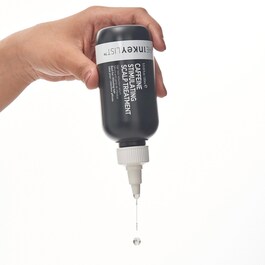 Trattamento stimolante del cuoio capelluto alla caffeina