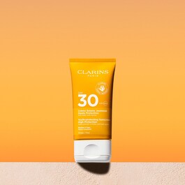 Una crema viso idratante con SPF 30 - texture leggera e fondente 