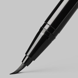 Clear Cut Liquid Eyeliner - Eyeliner liquido
