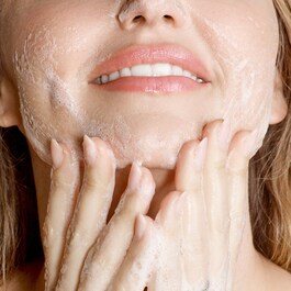 Turmeric Glow Foaming Cleanser - Detergente schiumoso in gel