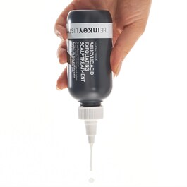 Trattamento esfoliante del cuoio capelluto all'acido salicilico 