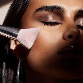 Cheek-Hugging Bronzer Brush