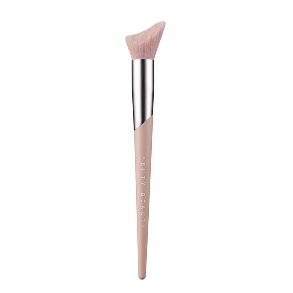 Cheek-Hugging Highlight Brush - Pennello per illuminante, FENTY BEAUTY