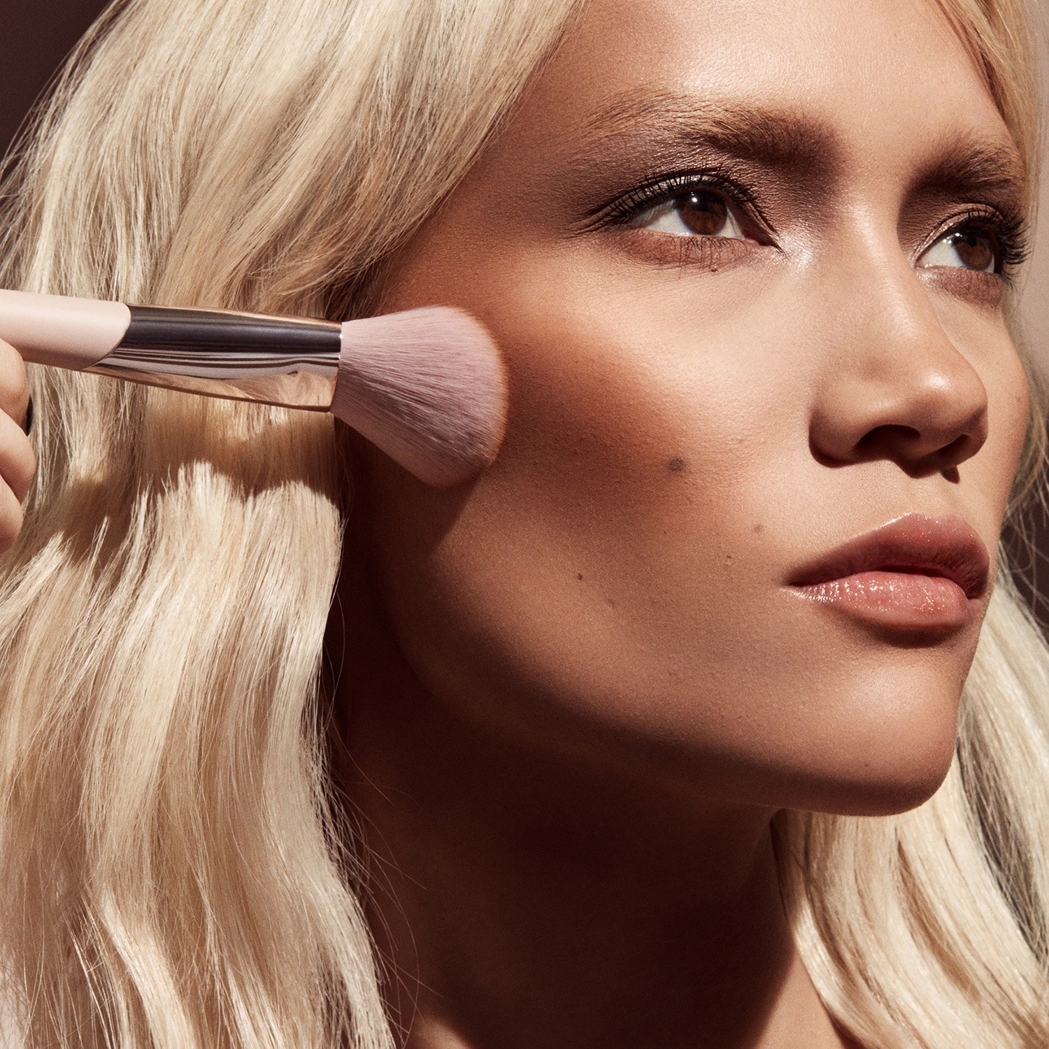 Sculpting Bronzer Brush Pennello Contouring di FENTY BEAUTY ≡ SEPHORA