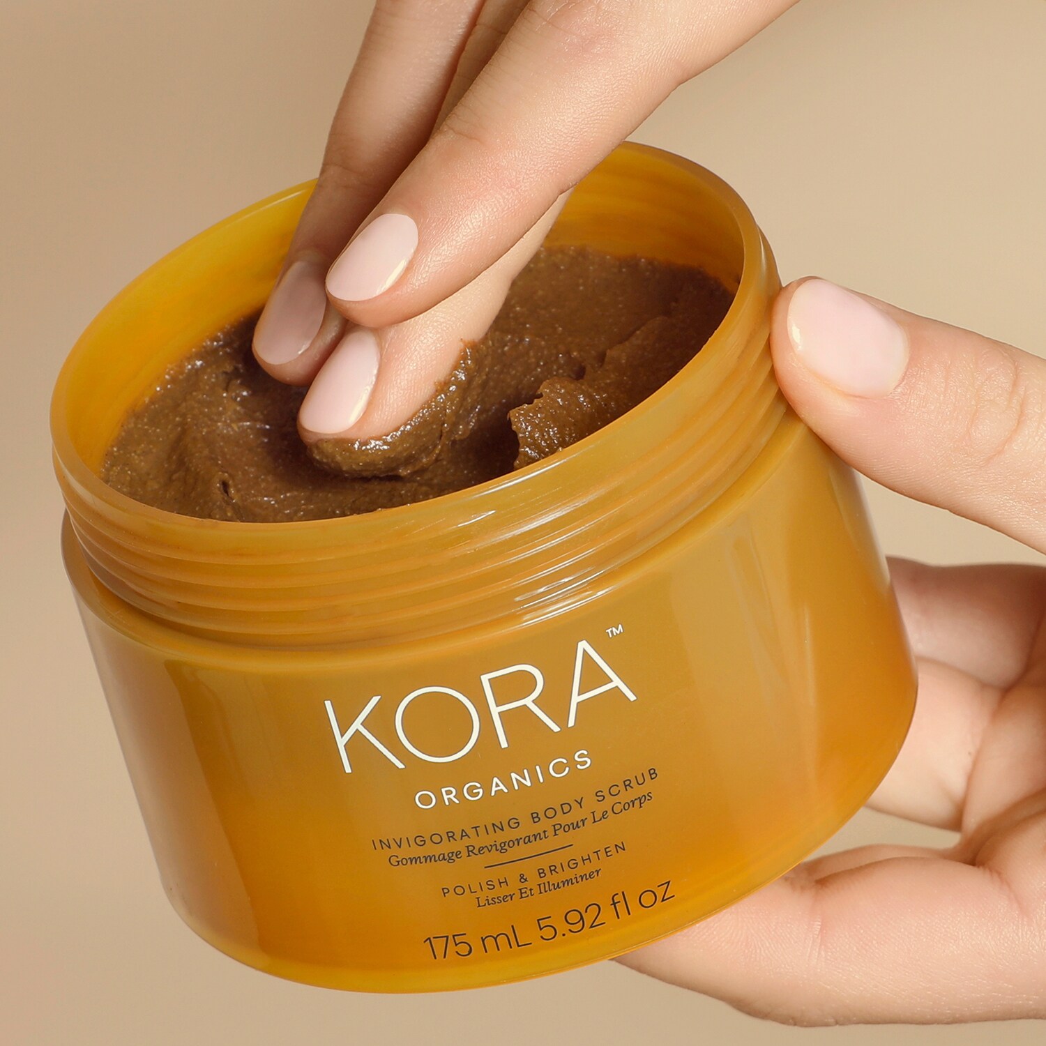 Invigorating Body Scrub Scrub corpo energizzante di KORA ORGANICS ≡